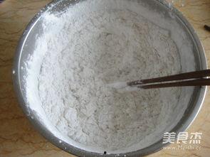 瓜妞吃桂花条头糕视频,传统美食新体验