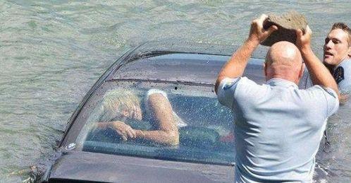 落水救人吃瓜视频在线观看,落水救援现场直播，网友热议吃瓜视频