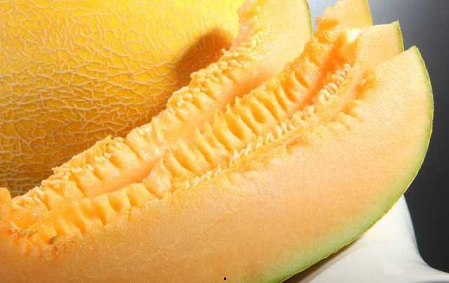 吃新疆哈密瓜视频教程,轻松学会美味瓜果制作