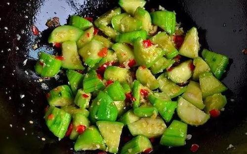 水瓜不削皮怎么炒着吃视频,简单炒制美味佳肴