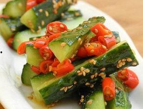 外国人吃腌酸瓜视频,体验地道中国美食风味