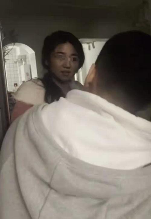 男子出轨现场吃瓜视频,男子偷腥被捉现行，吃瓜群众围观热议
