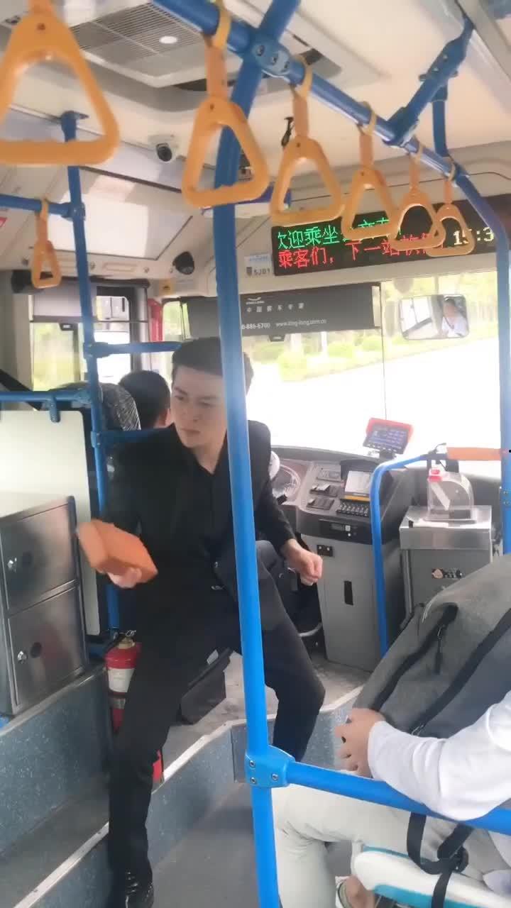 公交车吃瓜看热闹视频,揭秘城市生活百态