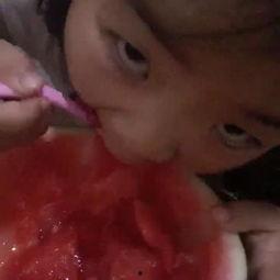 小孩吹风吃瓜的视频大全,小孩吹风吃瓜欢乐瞬间大盘点
