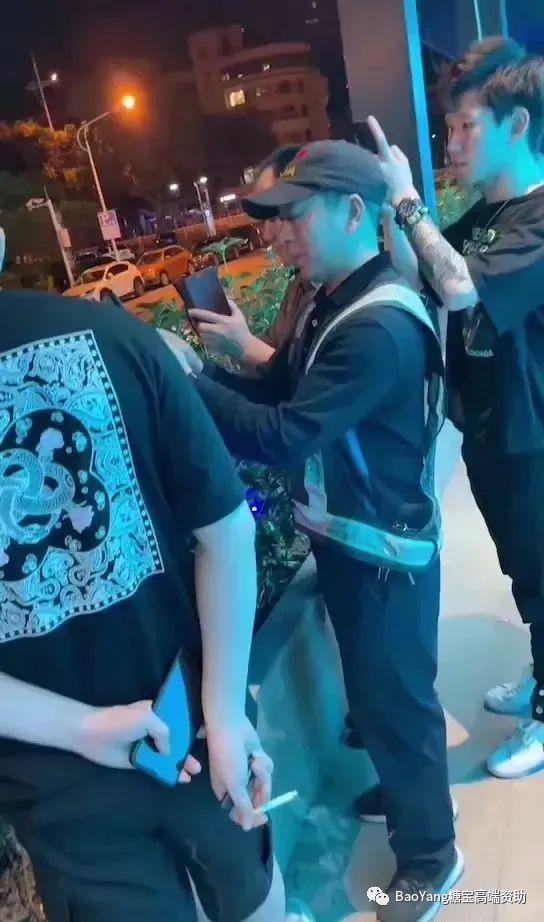 吃瓜 大学生拍视频,大学生吃瓜拍视频，揭秘校园生活趣味瞬间