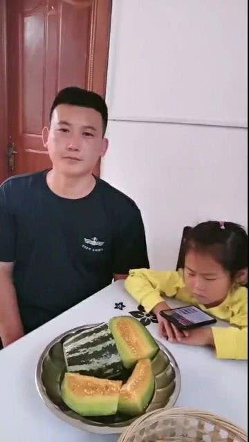 给闺女吃哈密瓜的视频大全