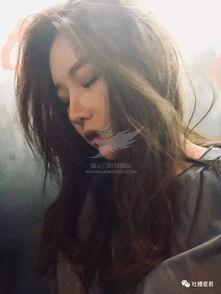 抖音网红写字女神吃瓜视频,趣味横生，字迹间尽显幽默风趣