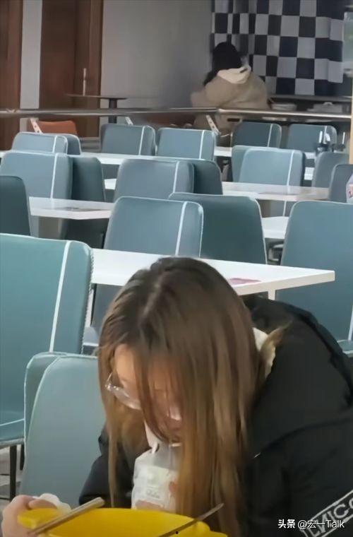 带你吃瓜学校食堂视频,带你一探带你吃瓜食堂的美食世界